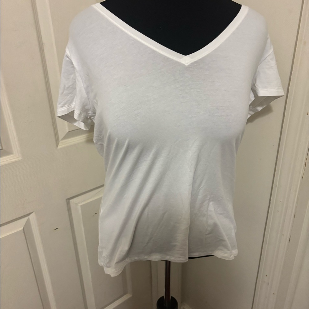 Lilly Pulitzer White V-Neck Short Sleeve Tee